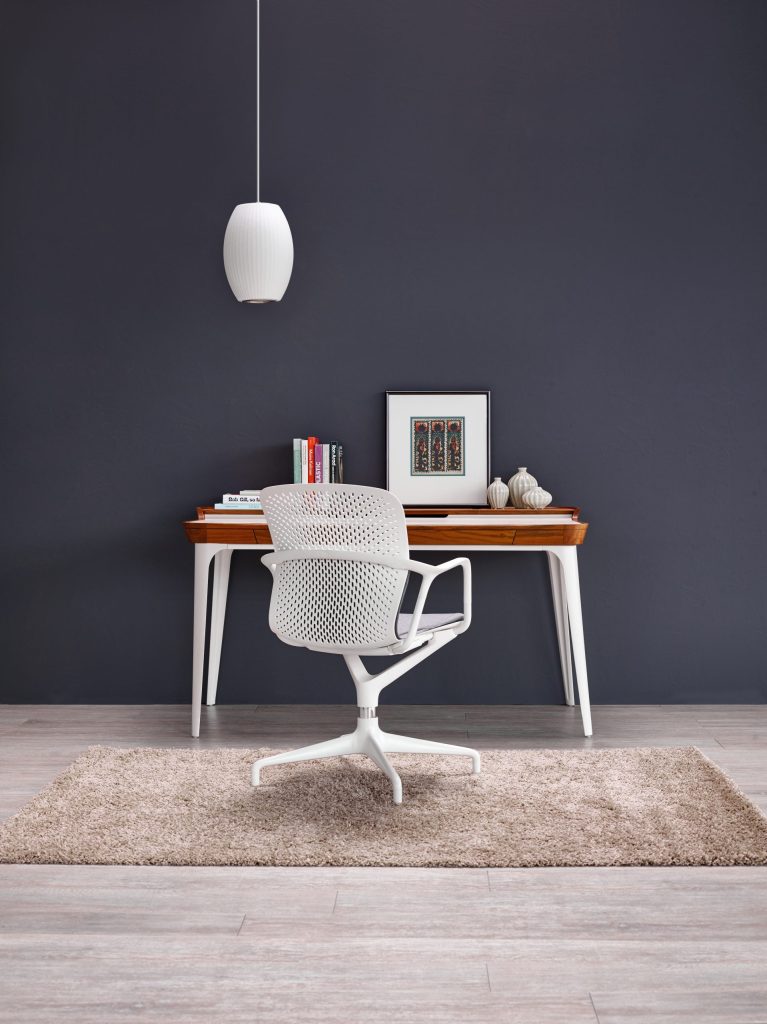 Photograph of the Keyn chair in a home office setting. Design and film by forpeople.