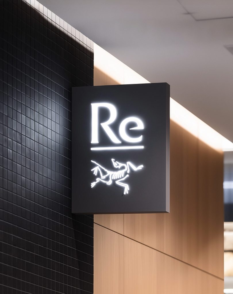 Flip Motion of Arc'teryx ReBIRD lifestyle logo applications. Created & Visualized by forpeople, courtesy of Arc'teryx.