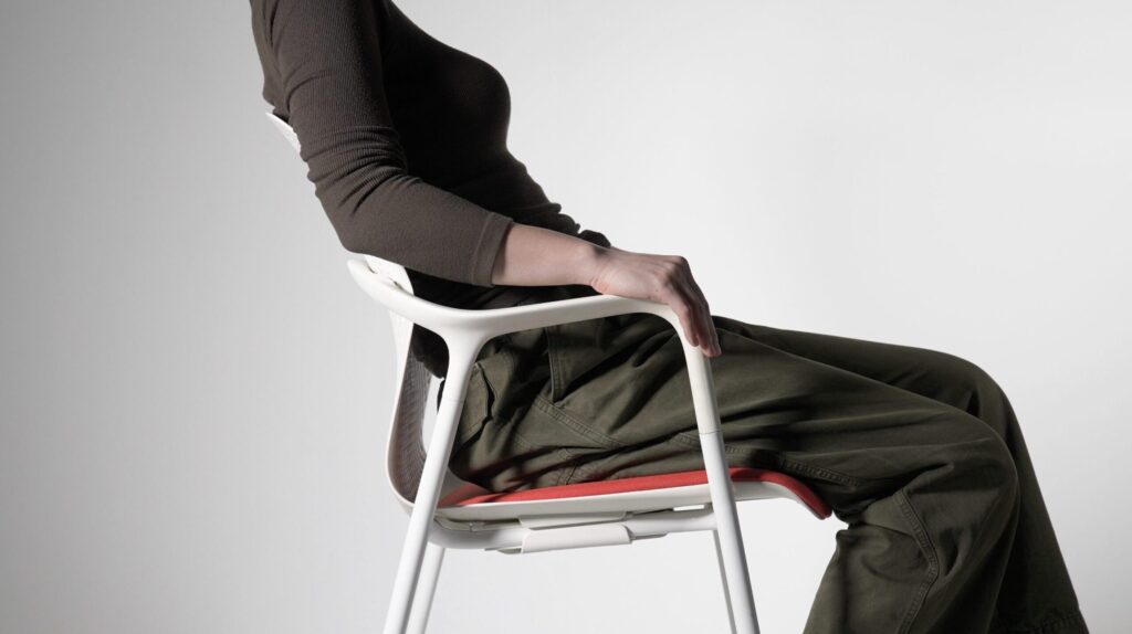 Photograph of the Keyn chair, demonstrating its groundbreaking kinematic motion, by forpeople.